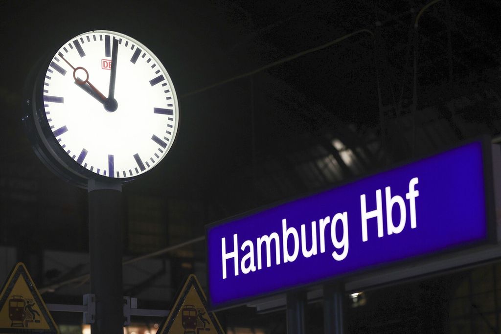 Sebuah jam menunjukkan lewat pukul 22.00 malam di Stasiun Pusat Hamburg di Hamburg, Jerman, Kamis (7/12/2023). 