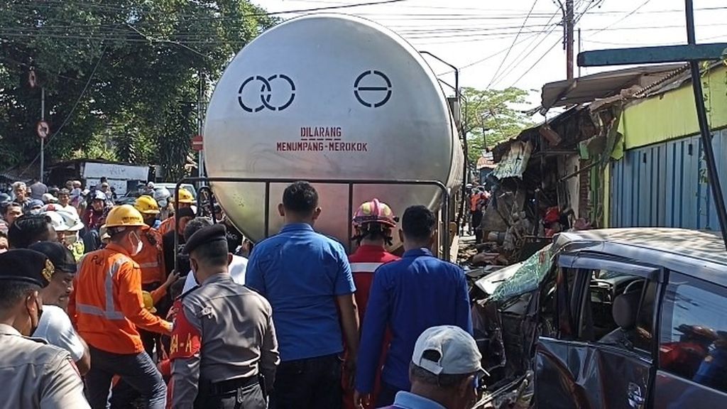 Kereta bermuatan bahan bakar terlibat kecelakaan dengan minibus di perempatan Jalan Halmahera dengan Irian Jaya di Kelurahan Ciptomulyo, Kecamatan Sukun, Kota Malang, Jawa Timur, Minggu (17/4/2022).