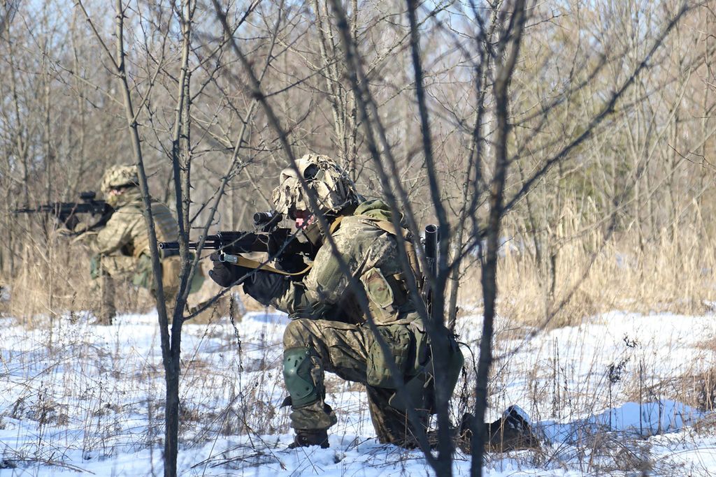 Tentara Ukraina dalam posisi siaga saat latihan perang diperlihatkan melalui foto yang dirilis oleh bagian pers Staf Umum Angkatan Bersenjata Ukraina di Ukraina, Senin (27/2/2022).
