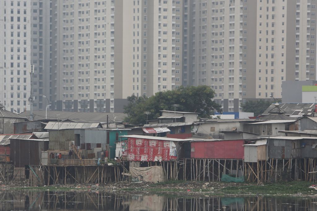 Hunian kumuh berdiri di tepian Waduk Pluit, Jakarta Utara, Kamis (5/11/2020). Indonesia resmi memasuki jurang resesi setelah pertumbuhan ekonominya pada kuartal III minus 3,49 persen. Resesi ini dikhawatirkan akan menambah jumlah penduduk miskin Indonesia.