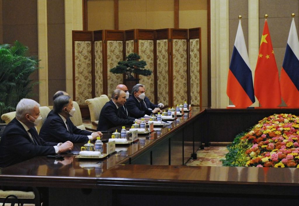Presiden Rusia Vladimir Putin (tengah) bertemu Presiden China Xi Jinping di Beijing, 4 Februari 2022. 