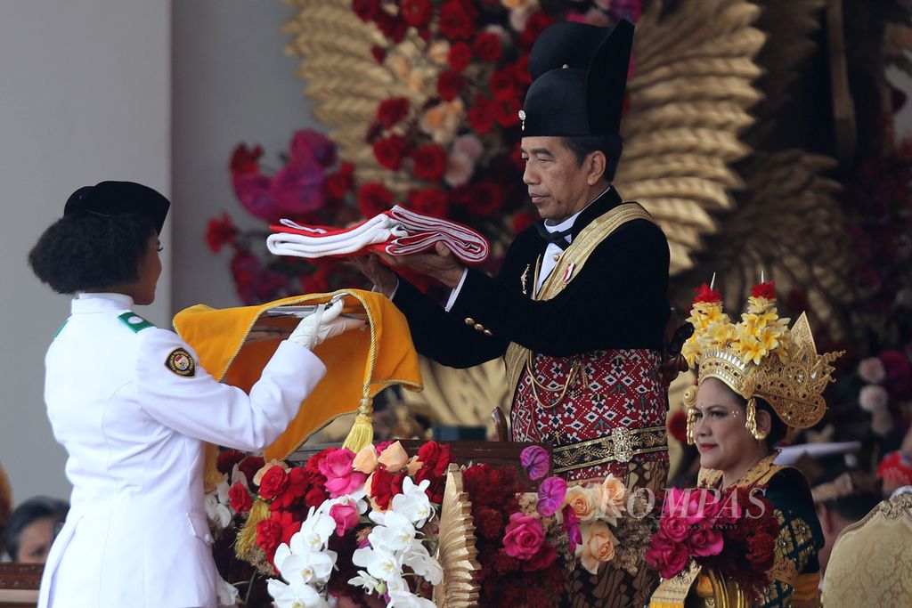 Presiden Joko Widodo menyerahkan Sang Saka Merah Putih kepada Pasukan Pengibar Bendera Pusaka (Paskibraka) dalam Upacara Peringatan Detik-Detik Proklamasi Kemerdekaan ke-78 Republik Indonesia di Istana Merdeka, Jakarta, Kamis (17/8/2023).