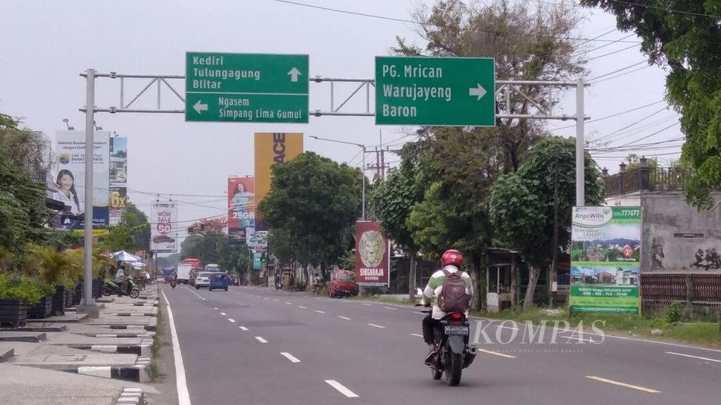 Pengendara melintas di Jalan Raya Kediri-Kertosono, tepatnya di wilayah Kecamatan Gampengrejo, Kabupaten Kediri, Jawa Timur, beberapa waktu lalu.