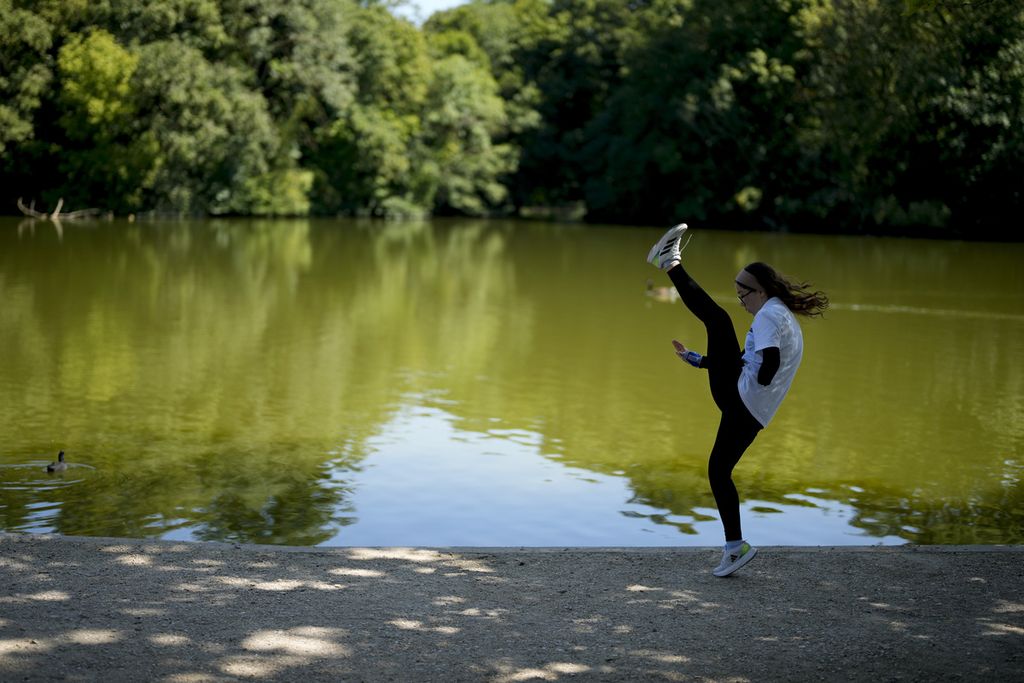 Atlet pengungsi asal Afghanistan, Zakia Khudadadi, berlatih menjelang tampil di Paralimpiade Paris 2024, Senin (5/8/2024) lalu. Ia merupakan atlet taekwondo spesialisasi nomor 47 kg putri.