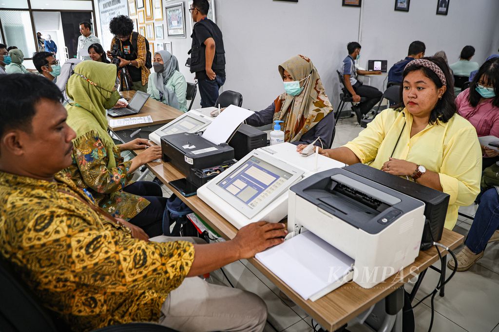 Warga menjalani tes <i>heart rate variability</i> (HRV) untuk mengetahui kondisi kesehatan mental di RSUD Tamansari, Jakarta Barat, Selasa (20/2/2024).