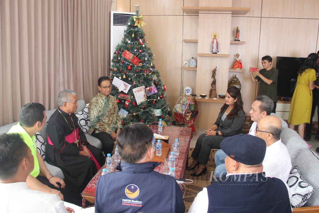 Calon presiden Anies Rasyid Baswedan berkunjung ke Kota Pontianak, Kalimantan Barat, Selasa (26/12/2023), salah satunya mengunjungi Uskup Agung Pontianak Mgr Agustinus Agus Pr.