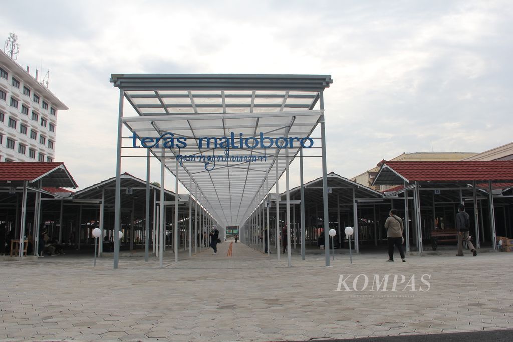 Suasana tempat relokasi pedagang kaki lima (PKL) yang diberi nama Teras Malioboro II di kawasan wisata Malioboro, Kota Yogyakarta, Selasa (1/2/2022). 
