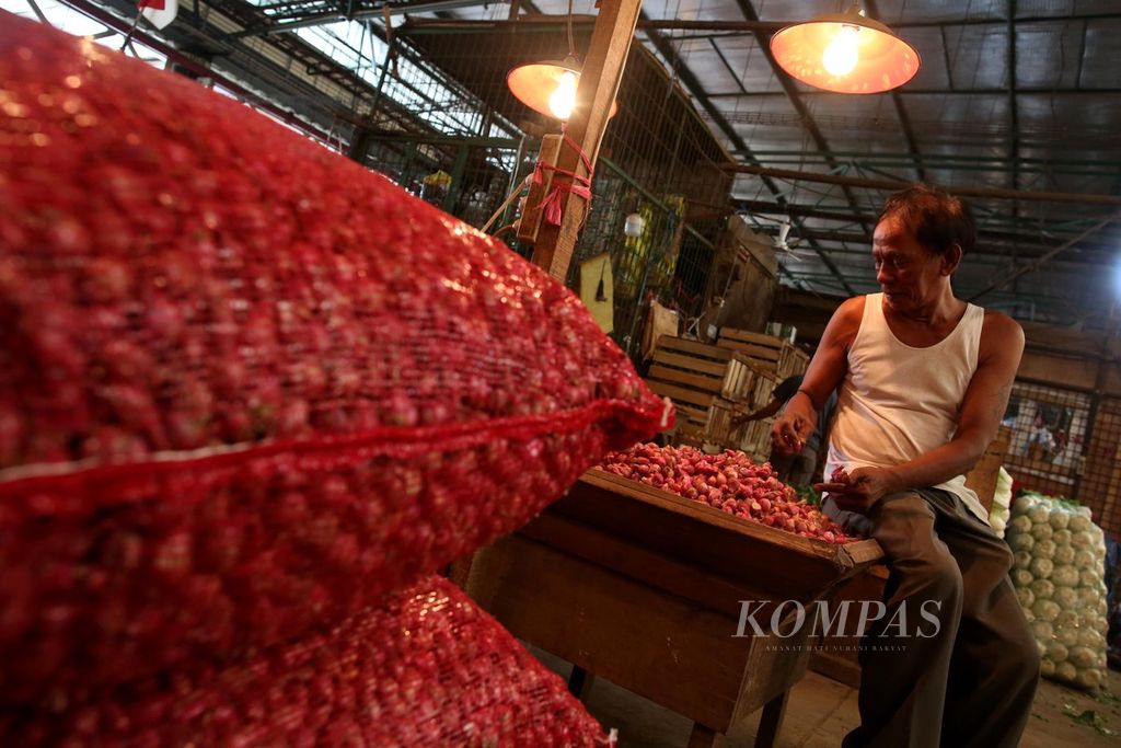 Pedagang sedang membersihkan bawang merah asal Brebes yang baru tiba di Pasar Induk Kramat Jati, Jakarta Timur, Senin (22/4/2024). Saat ini, harga grosir bawang merah di kisaran Rp 60.000- Rp 70.000 per kilogram (kg), jauh lebih mahal dibanding harga di awal April 2024 yang sekitar Rp 28.000 per kg.