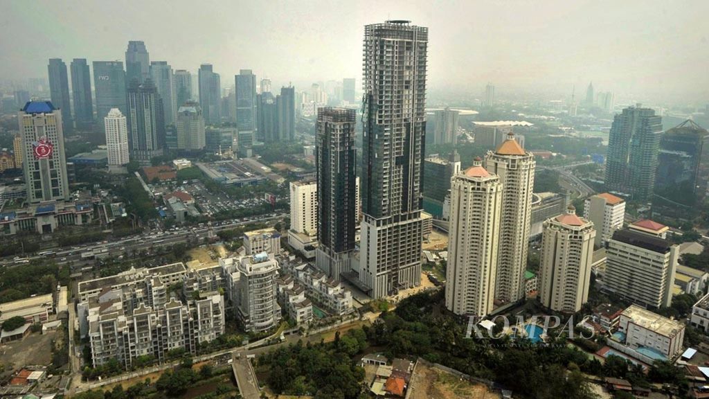 Gedung-gedung bertingkat terutama untuk perkantoran terus bertambah di Jakarta, Rabu (15/8/2018).