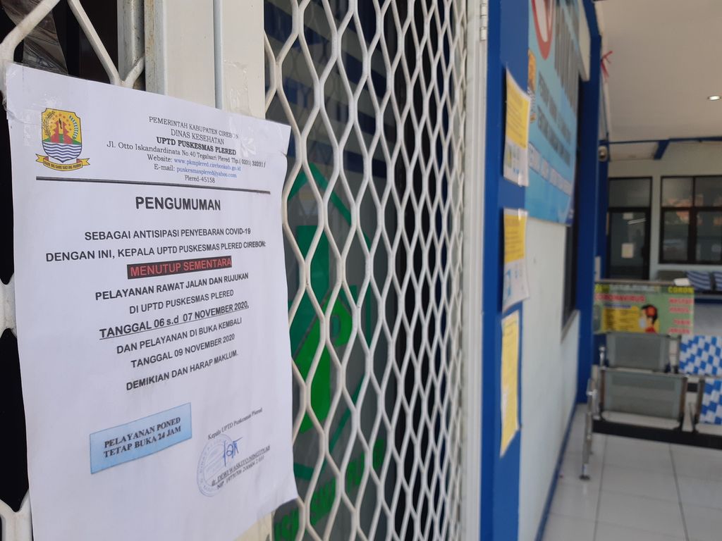 Puskesmas Plered di Kabupaten Cirebon, Jawa Barat, ditutup setelah sejumlah tenaga kesehatan terpapar Covid-19, Jumat (6/11/2020). puskesmas tersebut ditutup sementara pada Jumat hingga Sabtu (7/11) dan kembali beroperasi pada Senin (9/11).