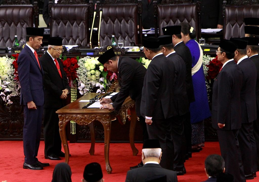 Ketua Majelis Perwakilan Rakyat Bambang Soesatyo (kanan) menandatangani surat pelantikan Presiden Joko Widodo dan Wakil Presiden Maruf Amin dalam acara pelantikan Presiden dan Wakil Presiden periode 2019 - 20124. 