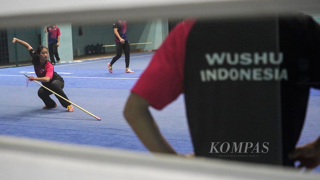 Zoura Nebulani (kiri) ketika berlatih displin <i>taolu</i> (koreografi jurus) pada pelatnas wushu SEA Games Vietnam 2021 di GBK Arena, Jakarta, 15 April 2022. Zoura meneruskan warisan keluarganya, yang telah melahirkan sejumlah atlet wushu andal yakni Gora dan Gogo Nebulana.