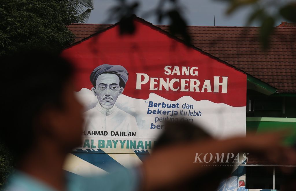Mural pahlawan nasional KH Ahmad Dahlan tergambar di sebuah dinding sekolah di kawasan Jagakarsa, Jakarta, Kamis (3/3/2022). KH Ahmad Dahlan menjadi salah satu pelopor pembaruan Islam di Indonesia.