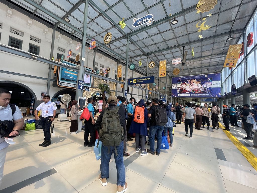 Suasana Stasiun Pasar Senen, Jakarta Pusat, pada H-3 Lebaran 2023 atau Rabu (19/4/2023).