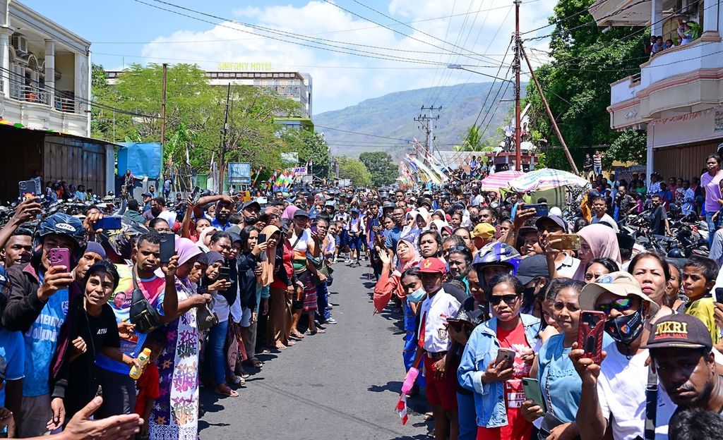 Warga memenuhi jalan menyambut Presiden Joko Widodo yang mengunjungi Kabupaten Alor, Nusa Tenggara Timur, Kamis (3/10/2024).