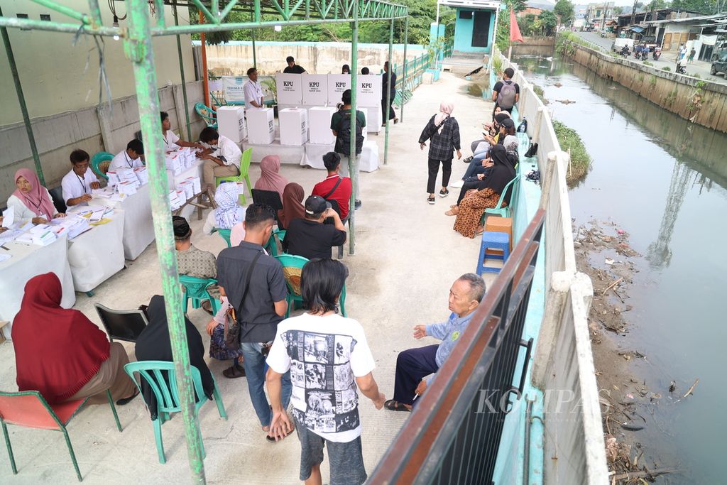 Pemungutan suara susulan Pemilu 2024 di TPS 10 Kelurahan Pondok Kacang Timur, Pondok Aren, Tangerang Selatan, Banten, Minggu (18/2/2024). 