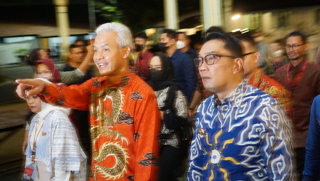 Gubernur Jawa Tengah Ganjar Pranowo (kiri) dan Gubernur Jawa Barat Ridwan Kamil (kanan) berjalan bersama saat akan mengikuti acara temu wicara Y20, di Pura Mangkunegaran, Kota Surakarta, Jawa Tengah (28/10/2022).