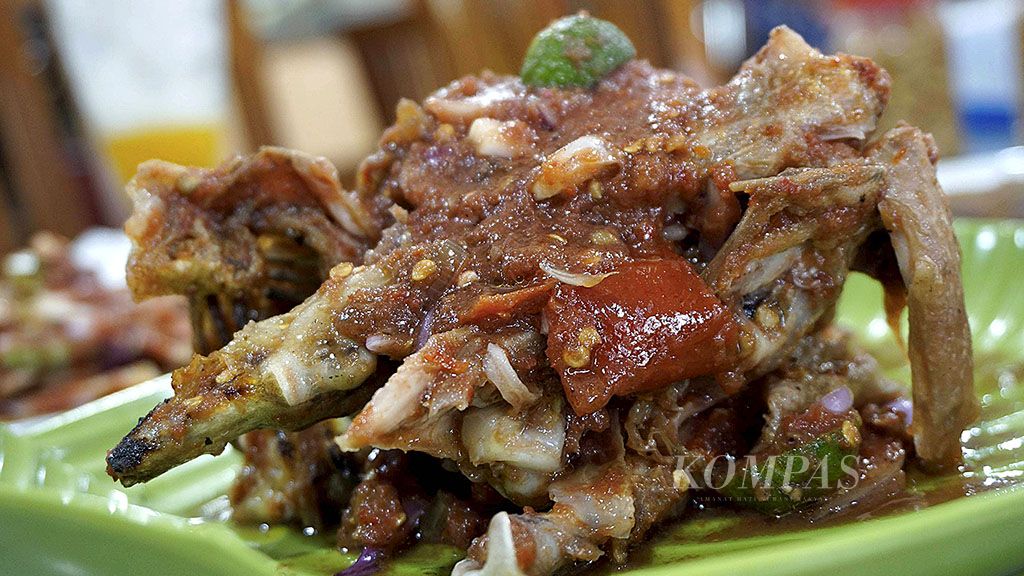  Makanan khas Lombok, ayam beberok, di Rumah Makan Ayam Taliwang Bersaudara, Tebet, Jakarta, Kamis (11/1).