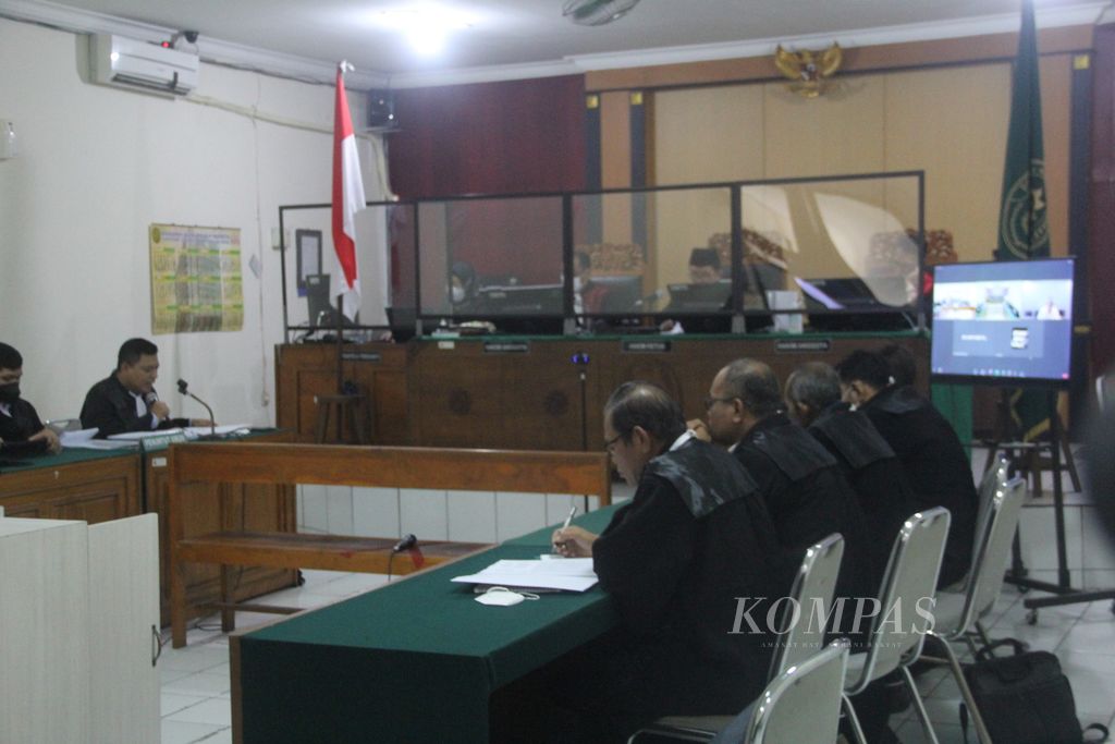 Suasana sidang kasus korupsi dengan terdakwa eks Wali Kota Yogyakarta Haryadi Suyuti, Rabu (19/10/2022), di Pengadilan Negeri  Yogyakarta, Kota Yogyakarta. 