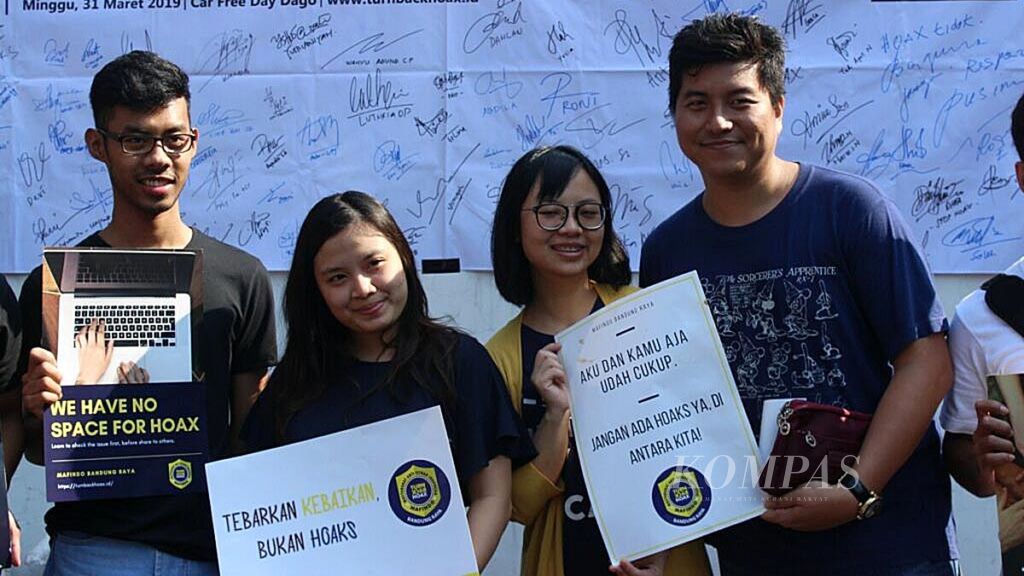 Sejumlah pemuda mengikuti deklarasi "Bandung Anti Hoaks" yang diadakan Masyarakat Anti Fitnah Indonesia (Mafindo) pada hari bebas kendaraan bermotor di Jalan Ir Djuanda, Kota Bandung, Jawa Barat, Minggu (31/3/2019).