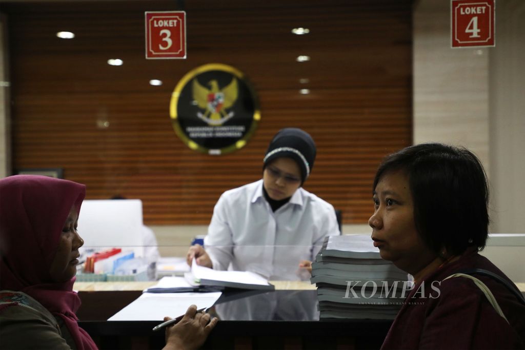Aktivis Migrant Care, Siti Badriyah (kiri) dan Anis Hidayah  di gedung Mahkamah Konstitusi, Jakarta, Selasa (18/2/2020). 