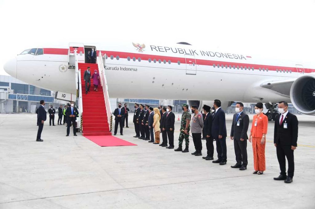 Presiden Joko Widodo dan Nyonya Iriana tiba di Bandara Internasional Soekarno-Hatta, Tangerang, Banten, Sabtu (2/7/2022) sekitar pukul 06.25, setelah menempuh perjalanan selama lebih kurang delapan jam dari Bandar Udara Internasional Abu Dhabi, Uni Emirat Arab.