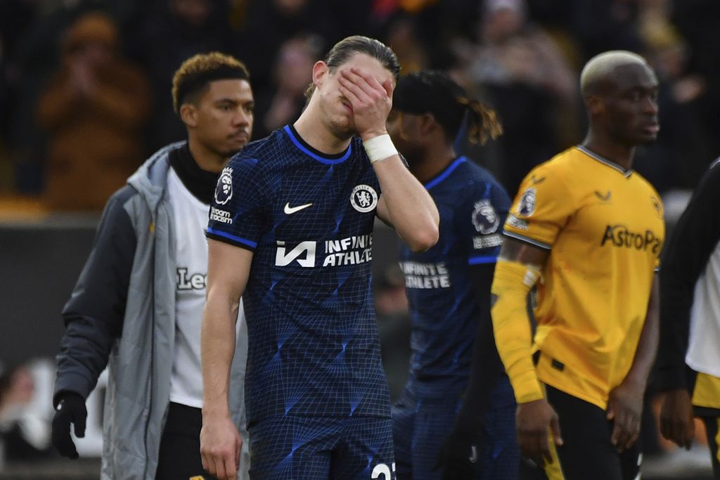 Reaksi gelandang Chelsea, Conor Gallagher, seusai kalah 1-2 dari Wolverhampton Wanderers, 24 Desember 2023. 