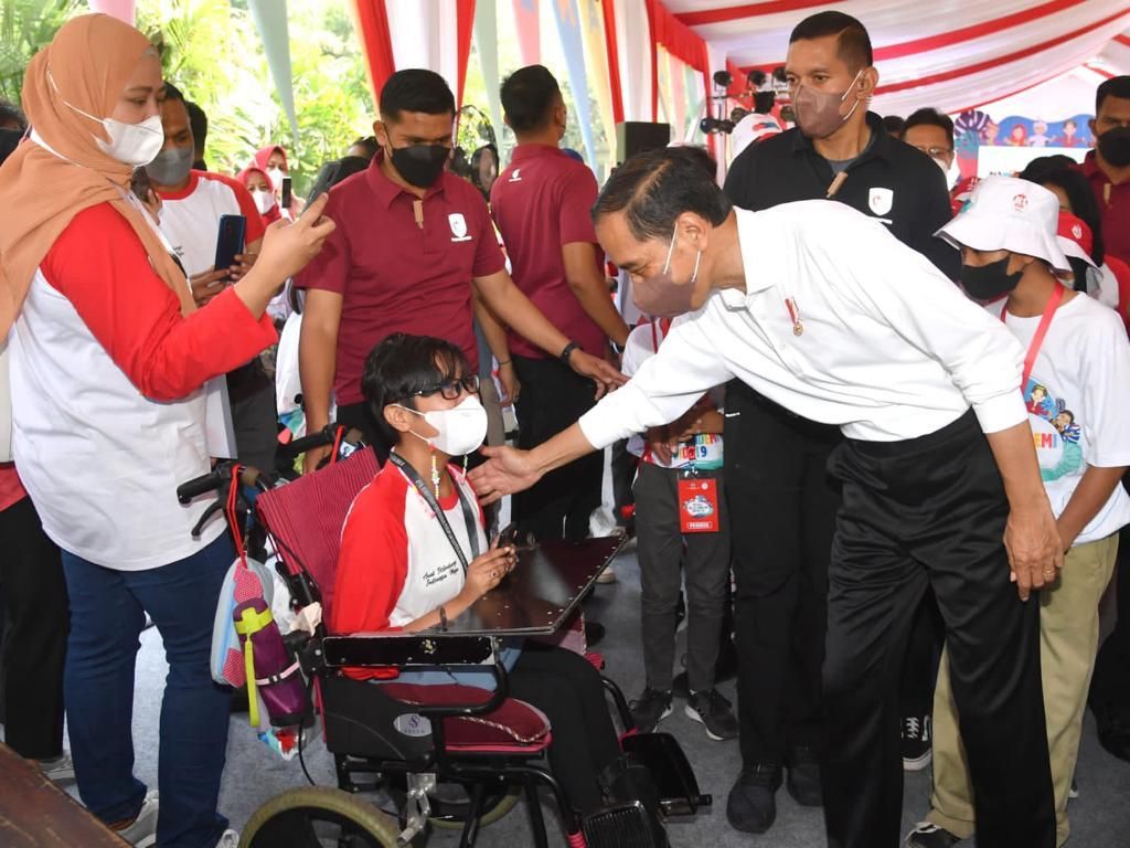 Presiden Joko Widodo saat menghadiri acara peringatan Hari Anak Nasional yang digelar di Kebun Raya Bogor, Provinsi Jawa Barat, Sabtu (23/4/2022).