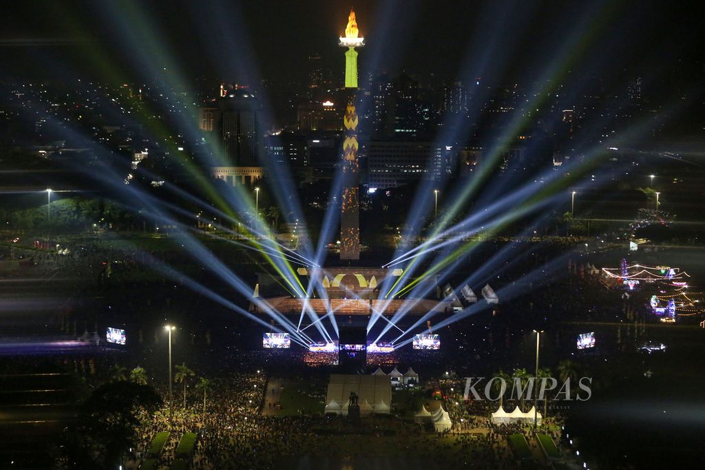 Gemerlap lampu menghiasi kawasan Monas, Jakarta, saat Malam Jaya Raya, Sabtu (22/6/2024). Malam Jaya Raya Jakarta menjadi puncak HUT Ke-497 Jakarta. Acara ini menampilkan sejumlah hiburan bagi masyarakat seperti pasar malam, penampilan band, karnaval mobil hias, dan pesta kembang api. 