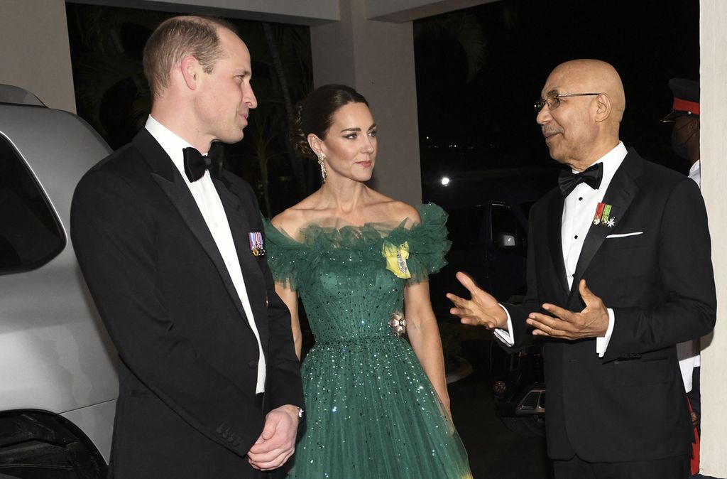 Pangeran William (kiri) bersama istrinya, Catherine, menyapa Gubernur Jenderal Jamaika Patrick Allen saat tiba untuk jamuan makan malam di Kings House di Kingston, Jamika, 23 Maret 2022. 