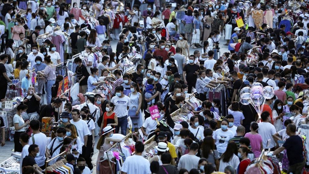 Pasar kaget yang menjajakan pakaian di sebuah jalan di Wuhan, China, Senin (8/6/2020). China menyerap 30 persen impor dari negara-negara rival geopolitik di kawasan, seperti dari Taiwan, Vietnam, dan Australia.