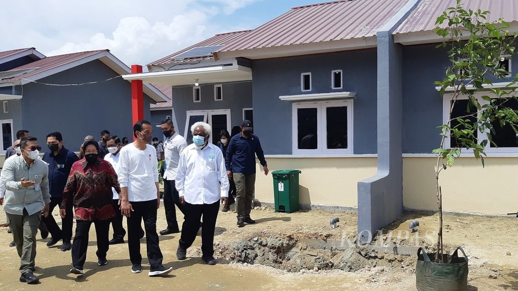 Presiden Joko Widodo bersama Menteri Sosial Tri Rismaharini meninjau 76 unit rumah bagi korban banjir bandang di daerah Doyo, Distrik Waibu, Kabupaten Jayapura, Papua, Rabu (31/8/2022).