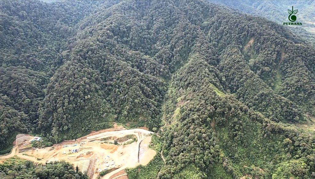 Film dokumenter berjudul “Mereka Menyebut Kami Ring 1” yang diluncurkan pada Selasa (15/11/2022) menunjukkan lokasi pertambangan yang berada di tengah hutan lindung yang berbatasan dengan ladang dan permukiman warga di Kabupaten Dairi, Sumatera Utara,
