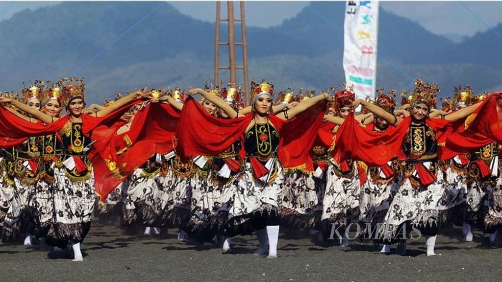 Sejumlah pelajar menarikan gandrung dalam Festival Gandrung Sewu di Pantai Boom, Banyuwangi, Jawa Timur, Sabtu (20/10/2018). Festival Gandrung Sewu tahun ini bertema ”Layar Kumendung”, yang mengisahkan perpisahan Bupati pertama Banyuwangi Mas Alit (1774-1782) dengan warga yang ia cintai.