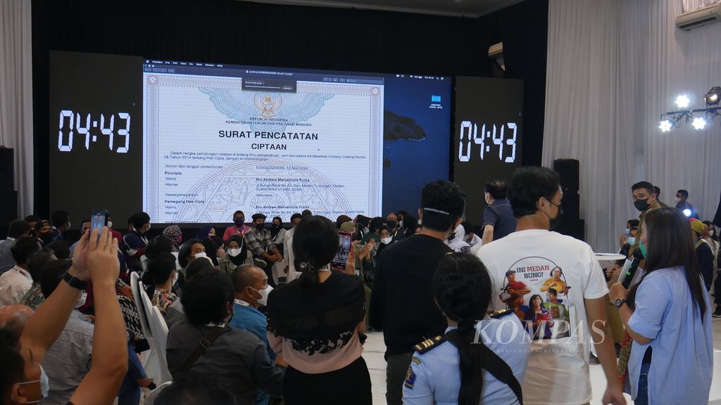 Proses pencatatan hak cipta daring dalam audiensi bertajuk “Yasonna Mendengar” dengan komunitas, Selasa (12/4/2022), di Medan, Sumatera Utara.