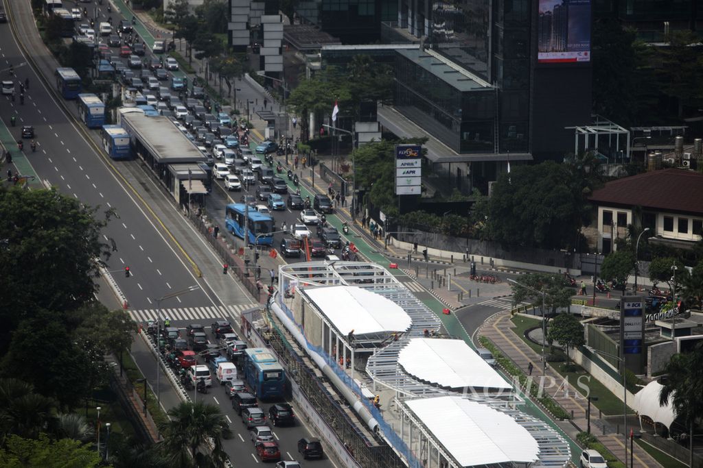 Kepadatan arus lalu lintas yang mengarah ke Bundaran Hotel Indonesia, Jakarta, Selasa (20/9/2022).