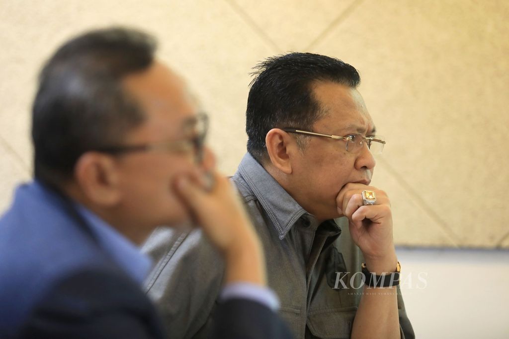 Ekspresi Ketua MPR Zulkifli Hasan dan Ketua DPR Bambang Soesatyo saat mendengarkan salah satu perserta diskusi &quot;Mencari Solusi Permanen Atas Persoalan Papua&quot; yang diselenggarakan harian <i>Kompas </i>di Kantor Redaksi Kompas, Jakarta, Jumat (6/9/2019).