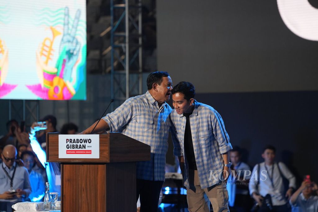 Capres-cawapres nomor urut 2, Prabowo Subianto-Gibran Rakabuming Raka, berbincang-bincang saat menemui pendukung mereka di Istora Senayan, Jakarta, 14 Februari 2024. 