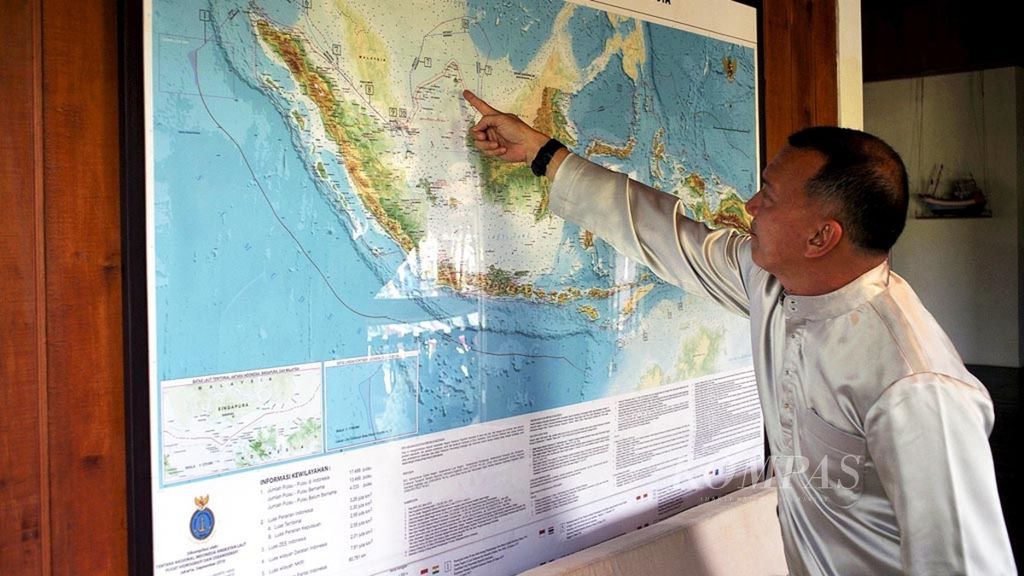 Wakil Bupati Natuna Rodhial Huda di rumahnya di Natuna, Kepulauan Riau, saat menunjukkan lokasi zona ekonomi eksklusif Indonesia yang dinamakan Laut Natuna Utara, Kamis (9/1/2020). 