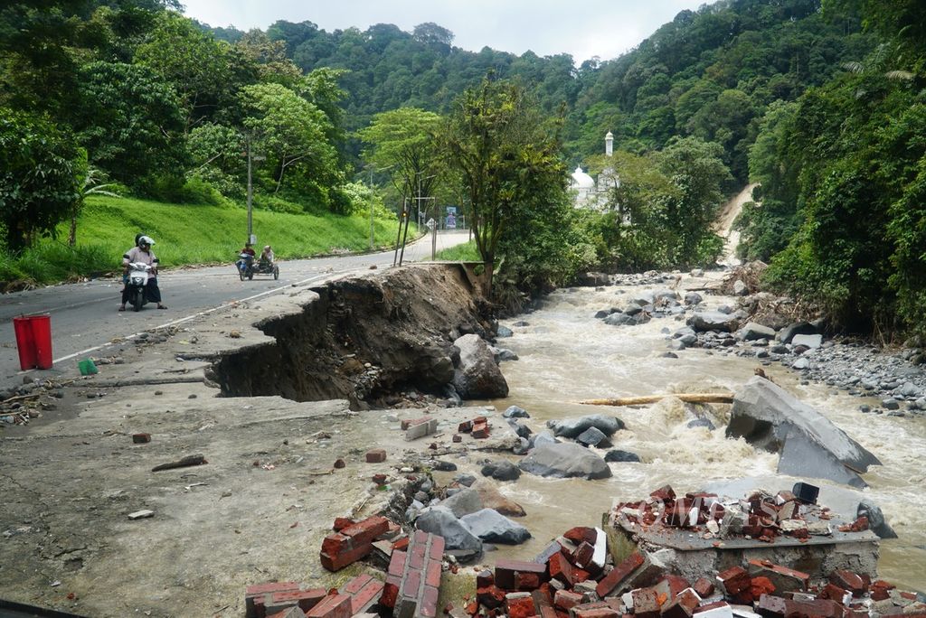 Cafe and shop buildings were destroyed without a trace by the flash flood or <i>galodo</i> in the Anai Valley Nature Reserve Watershed (DAS), Sepuluh Koto District, Tanah Datar Regency, West Sumatra, Monday (13/5/2024) .