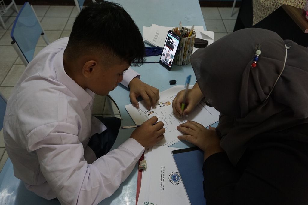 Suasana pembelajaran tatap muka di Sekolah Luar Biasa Tunas Bangsa Balikpapan, Kalimantan Timur, Senin (20/7/2020).