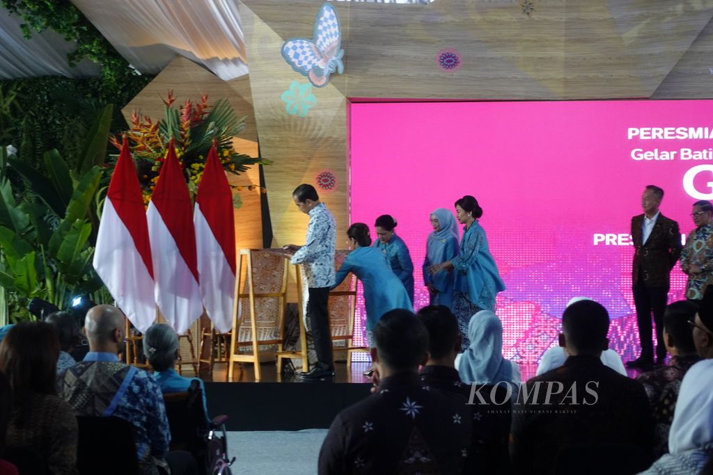 Presiden Joko Widodo pada acara Peresmian Pembukaan Gelar Batik Nusantara di Senayan Park, Jakarta, Rabu (2/8/2023).