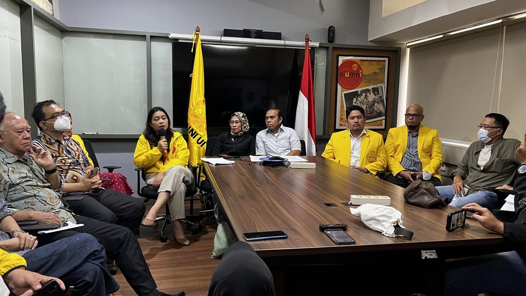 Tim kuasa hukum Hasya bersama ibu dan ayah Hasya dalam pernyataan sikap kasus kematian Hasya di Gedung Rektorat Universitas Indonesia di Salemba, Jakarta Pusat, Jumat (27/1/2023).