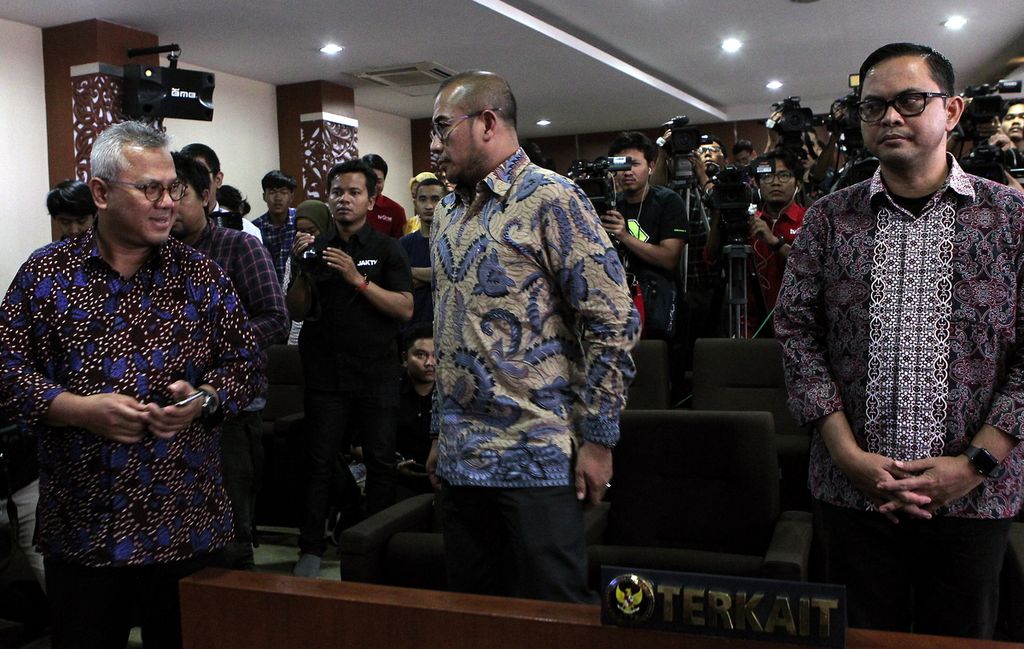 Ketua Komisi Pemilihan Umum Arief Budiman bersama komisioner Hasyim Asyari dan Viryan Aziz (dari kiri ke kanan) hadir sebagai pihak terkait dalam sidang pembacaan putusan oleh Dewan Kehormatan Penyelenggara Pemilu di kantor DKPP, Jakarta, Kamis (16/1/2020).