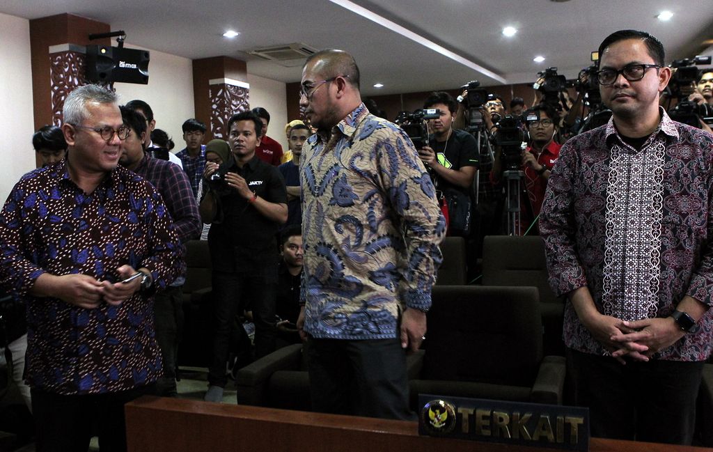 Ketua Komisi Pemilihan Umum Arief Budiman bersama komisioner Hasyim Asyari dan Viryan Aziz (dari kiri ke kanan) hadir sebagai pihak terkait dalam sidang pembacaan putusan oleh Dewan Kehormatan Penyelenggara Pemilu di kantor DKPP, Jakarta, Kamis (16/1/2020). 