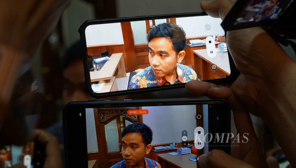 Wali Kota Surakarta Gibran Rakabuming Raka sewaktu diwawancarai awak media di Balai Kota Surakarta, Jawa Tengah, Senin (23/10/2023).