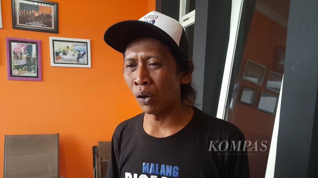 Devi Athok Y (41), orangtua korban Tragedi Kanjuruhan, di Malang, Jawa Timur.