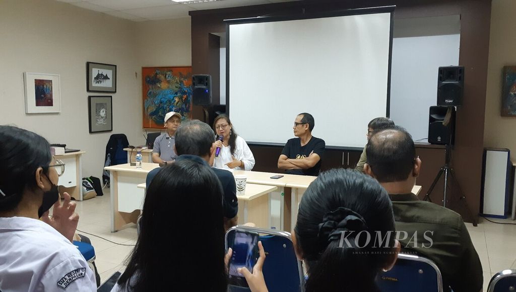 Suasana diskusi serangkaian pengenalan buku dan pemutaran film berjudul <i>Resep Rahasia Cinta</i> di Kantor Kompas Perwakilan Bali di Kota Denpasar, Senin (2/1/2023). Acara digelar Bali Mangsi Foundation. 