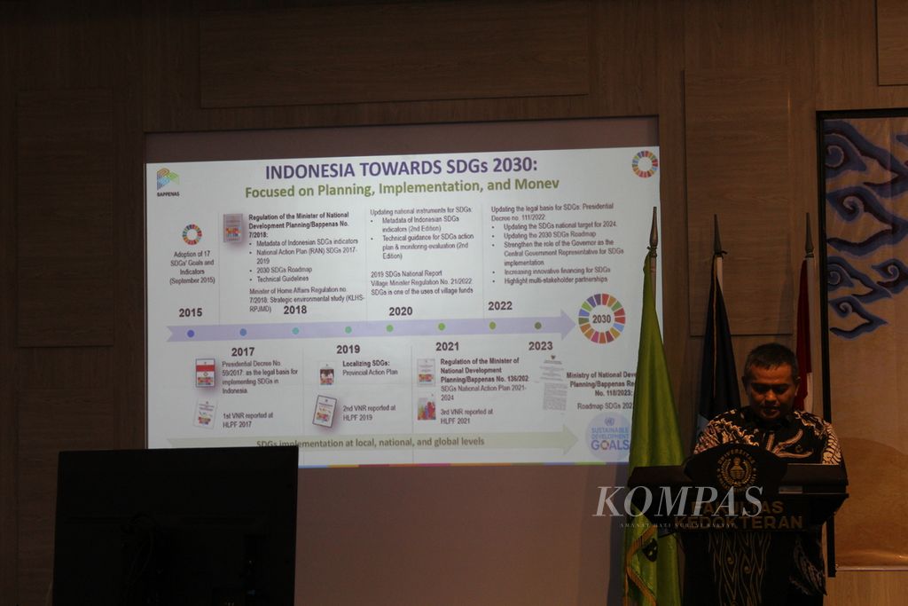 Rachman Kurniawan, Manajer Pilar Pembangunan Lingkungan Sekretariat Nasional SDGs, memaparkan materinya dalam Cirebon Annual Multidisciplinary International Conference, Kamis (11/1/2024), di Kota Cirebon, Jawa Barat.