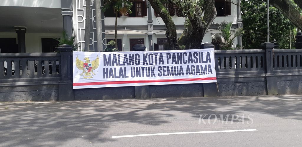 Sejumlah pihak memasang spanduk penolakan rencana Malang Kota Halal sejak beberapa waktu lalu di area bundaran Tugu, Kota Malang, Jawa Timur. Hal itu dilakukan untuk menentang kebijakan wali kota Malang yang dinilai akan menggerus nilai-nilai toleransi di kota tersebut.